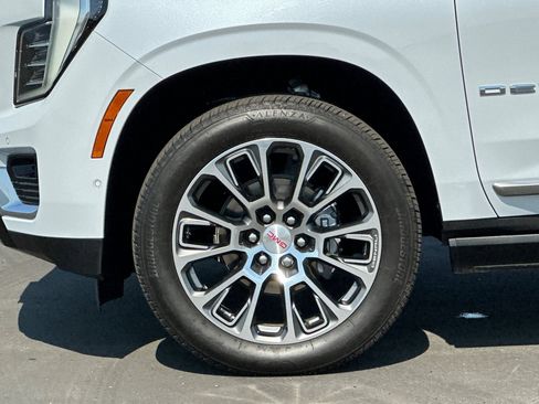 Used 2026 GMC Yukon Denali w/ Sun & Power Step Package AWD/4WD image 39