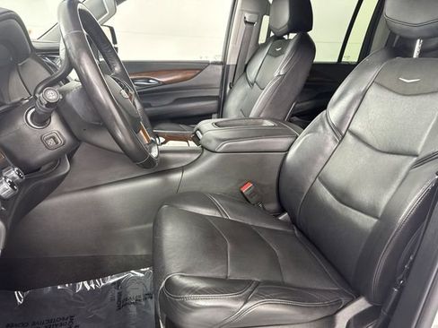 Used 2019 Cadillac Escalade ESV Luxury AWD/4WD image 4