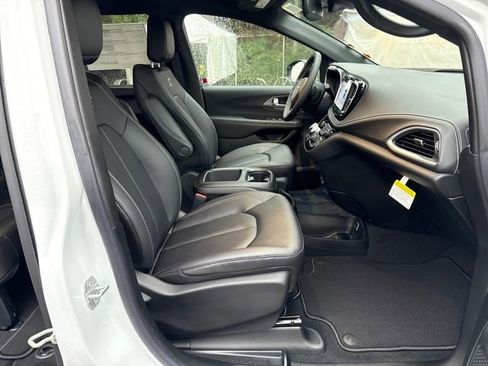 New 2026 Chrysler Pacifica Select w/ S Appearance Package image 9