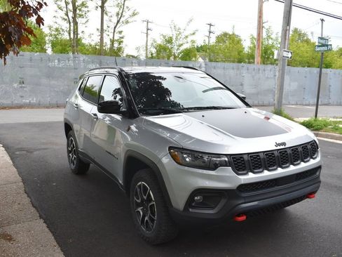Used 2025 Jeep Compass Trailhawk AWD/4WD image 4