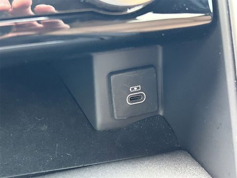 Used 2024 Land Rover Discovery Dynamic SE image 35