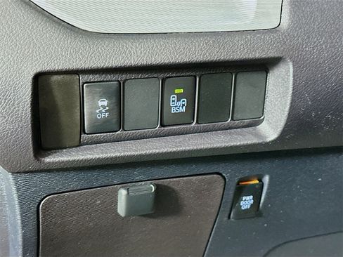 Used 2016 Toyota Sienna L image 11