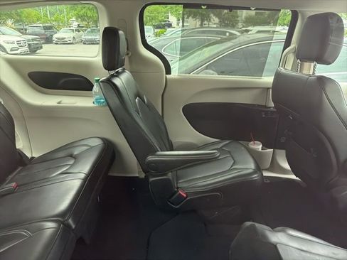 Used 2023 Chrysler Pacifica Touring-L FWD image 8