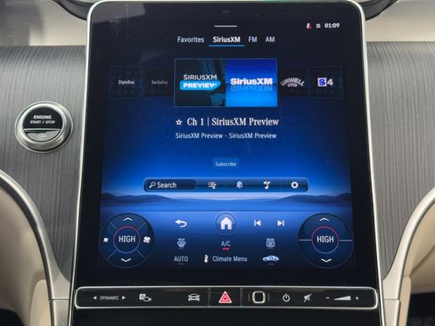 Used 2025 Mercedes-Benz GLC 300 4MATIC image 31