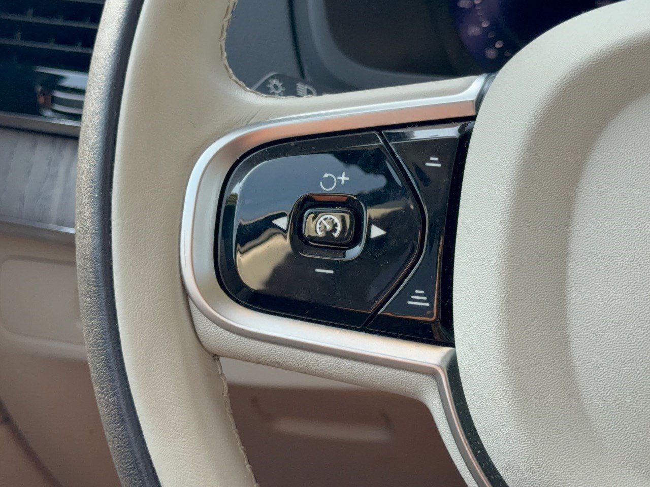 Certified 2025 Volvo XC90 B5 Plus w/ Protection Package Premier AWD/4WD image 18