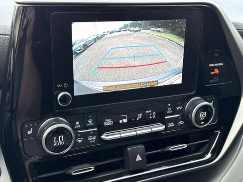 Used 2024 Toyota Highlander XLE FWD image 27