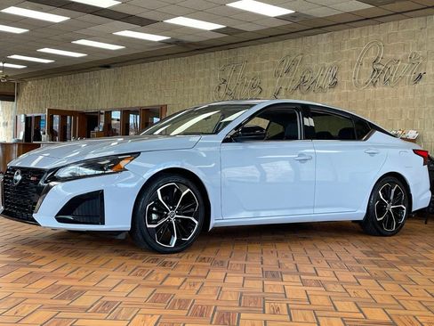 Used 2024 Nissan Altima 2.5 SR w/ SR Premium Package image 4