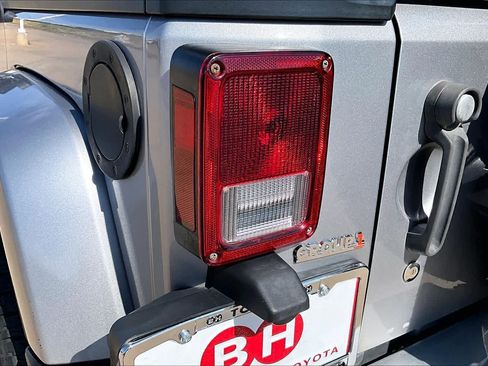 Used 2015 Jeep Wrangler Unlimited Sahara AWD/4WD image 25