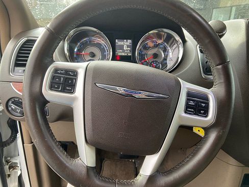 Used 2016 Chrysler Town & Country Touring image 14