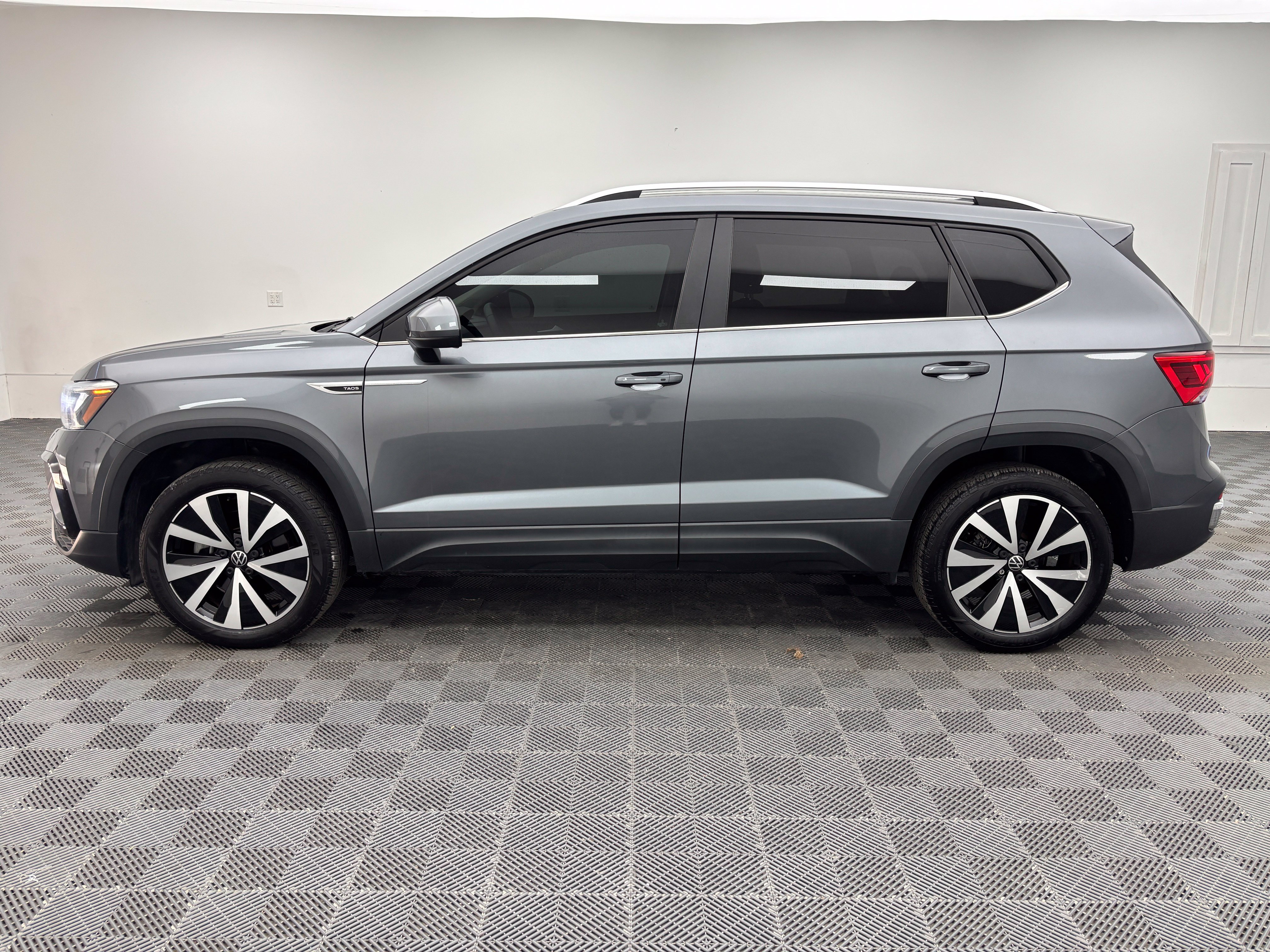 Used 2023 Volkswagen Taos SE w/ Panoramic Sunroof Package FWD image 12