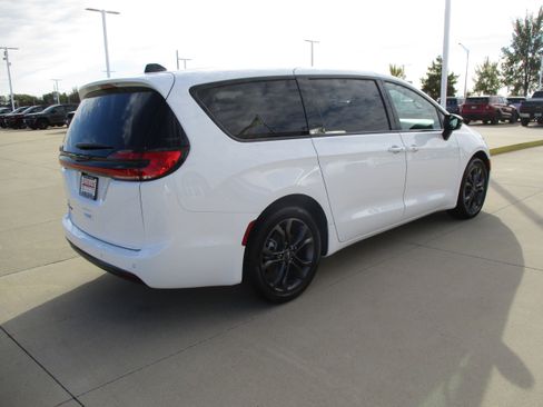 New 2026 Chrysler Pacifica Select FWD image 6