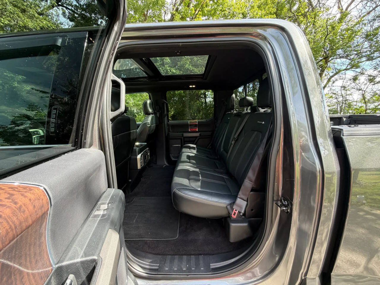 Used 2015 Ford F150 Platinum w/ Equipment Group 701A Luxury AWD/4WD image 5