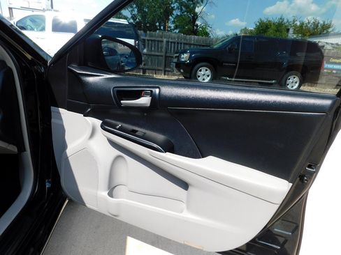 Used 2014 Toyota Camry LE image 18
