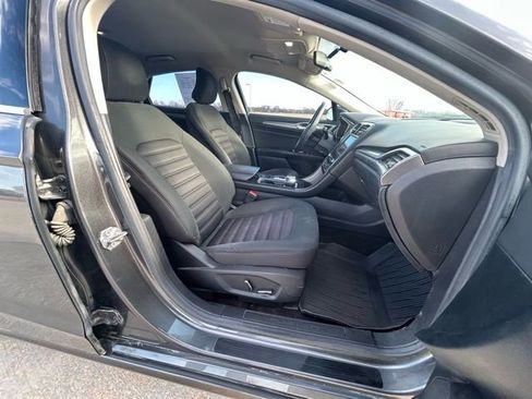 Used 2017 Ford Fusion SE w/ Fusion SE Technology Package image 35