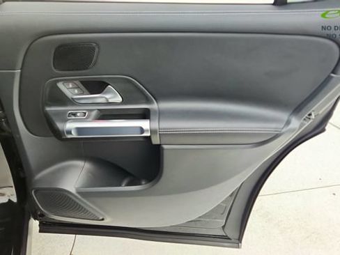 Used 2025 Mercedes-Benz GLB 250 4MATIC w/ Exclusive Package image 43