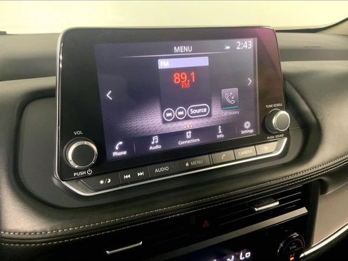 Used 2025 Nissan Rogue SV AWD/4WD image 6