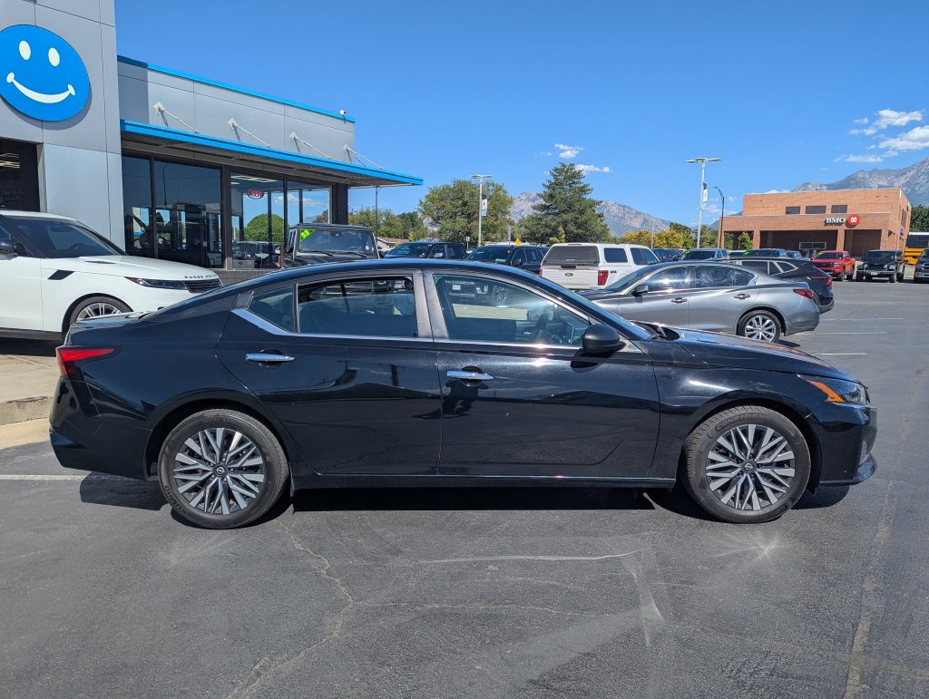 Used 2024 Nissan Altima 2.5 SV FWD image 2