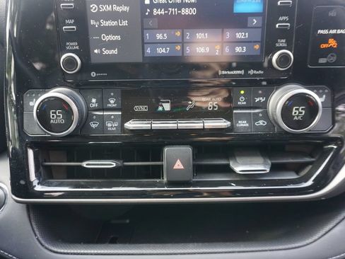 Used 2022 Toyota Highlander XLE FWD image 13