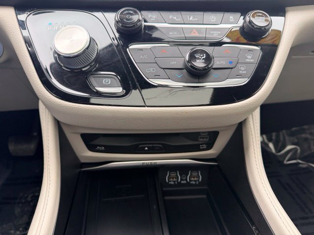 Used 2022 Chrysler Pacifica Limited w/ Uconnect Theater Family Group AWD/4WD image 33