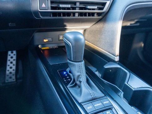 Used 2025 Toyota Camry SE w/ Convenience Package image 29