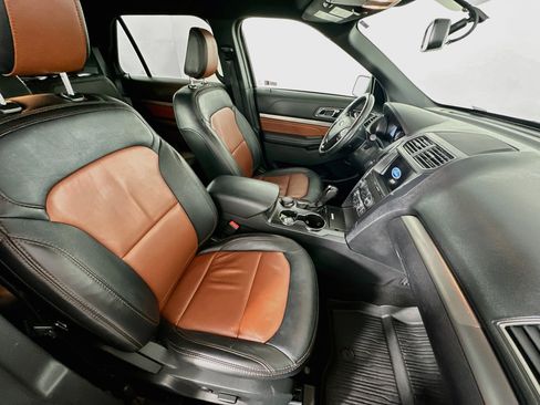 Used 2019 Ford Explorer XLT w/ Equipment Group 202A AWD/4WD image 33