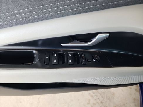 Used 2024 Hyundai Elantra Limited FWD image 12