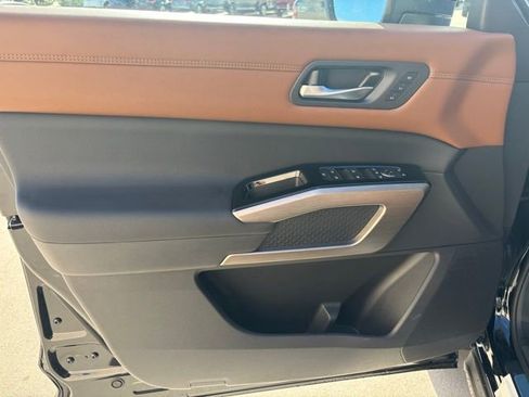 New 2025 Nissan Pathfinder Platinum w/ Black Appearance Package image 27