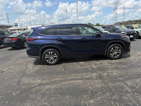 Used 2021 Toyota Highlander XLE AWD/4WD image 5