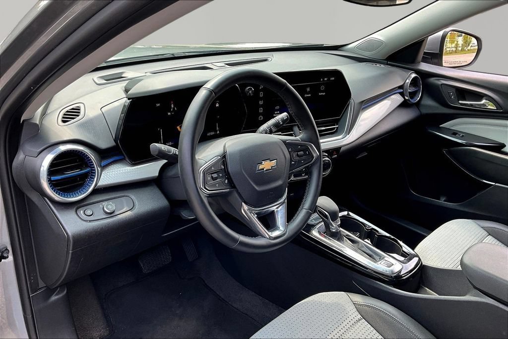 Used 2025 Chevrolet Trax LT w/ LT Convenience Package FWD image 17