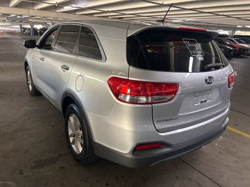 Used 2017 Kia Sorento L image 4