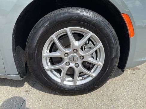 Used 2023 Chrysler Pacifica Touring-L FWD image 53