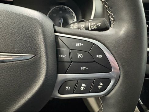 Used 2023 Chrysler Pacifica Touring-L FWD image 20