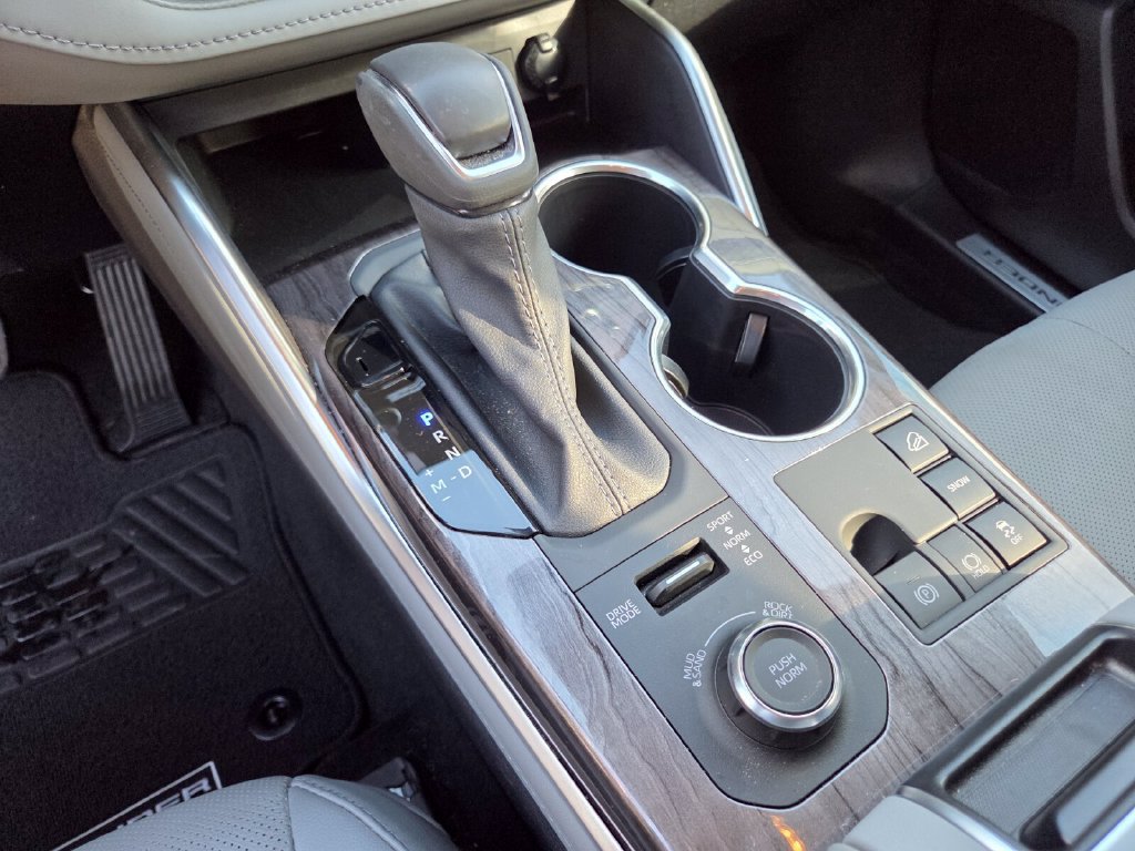 Used 2025 Toyota Highlander Limited AWD/4WD image 30