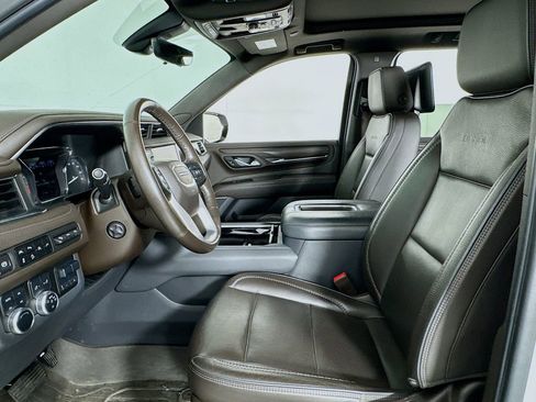 Used 2021 GMC Yukon XL Denali w/ Denali Premium Package AWD/4WD image 9