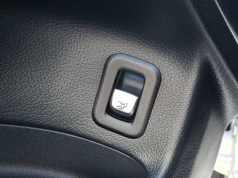 Used 2019 Mercedes-Benz GLC 300 4MATIC image 26