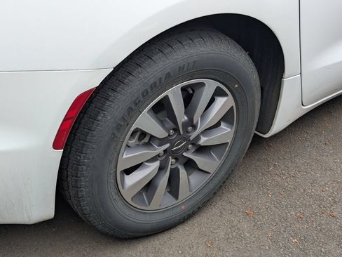 Used 2023 Chrysler Pacifica Touring-L FWD image 8