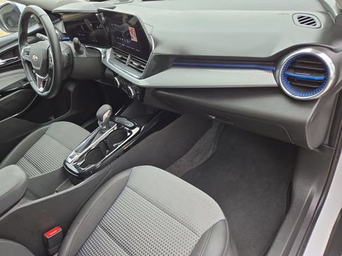 Used 2025 Chevrolet Trax LT w/ LT Convenience Package FWD image 31