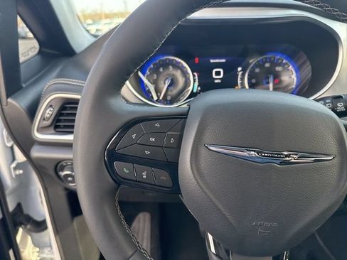 Used 2025 Chrysler Pacifica Limited FWD image 14