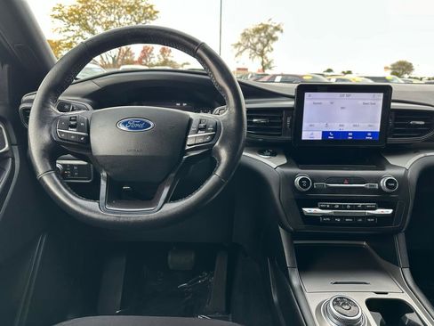 Used 2020 Ford Explorer XLT image 3