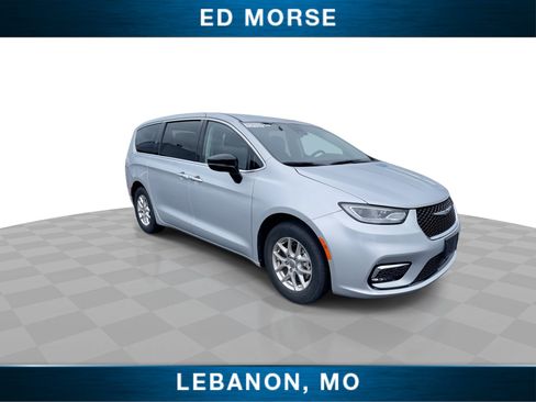Used 2024 Chrysler Pacifica Touring-L FWD image 2