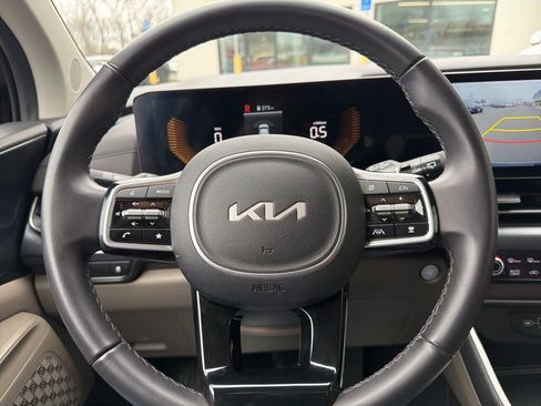 Used 2025 Kia Carnival FWD image 36