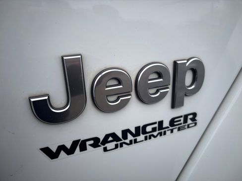 Used 2018 Jeep Wrangler Unlimited Sahara image 31