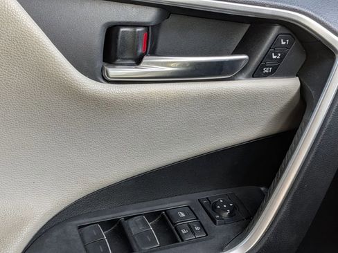 Used 2022 Toyota RAV4 Limited image 4