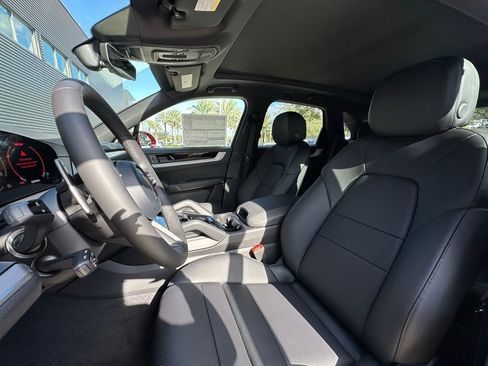 Used 2026 Porsche Cayenne AWD/4WD image 5