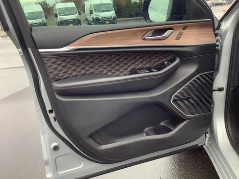 Used 2023 Jeep Grand Cherokee L Summit w/ Advanced Protech Group IV image 9