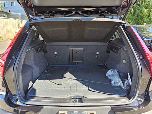 New 2025 Volvo XC40 B5 Plus w/ Protection Package Premier image 16