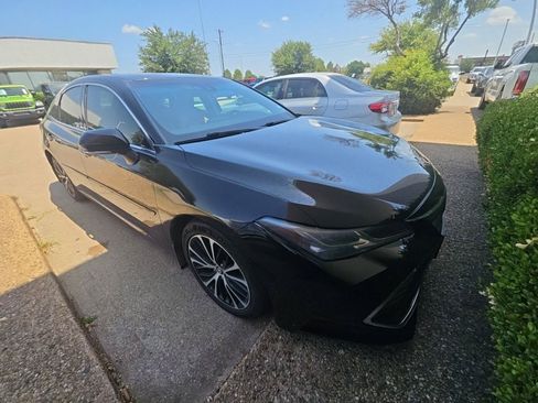 Used 2019 Toyota Avalon Limited FWD image 2