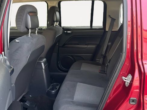 Used 2014 Jeep Patriot Latitude AWD/4WD image 13