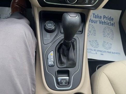 Used 2019 Jeep Cherokee Latitude w/ Cold Weather Group image 22