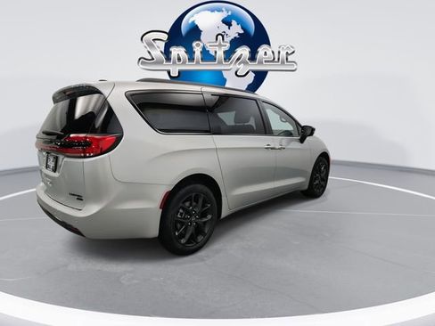 New 2026 Chrysler Pacifica Limited w/ S Appearance Package AWD/4WD image 9